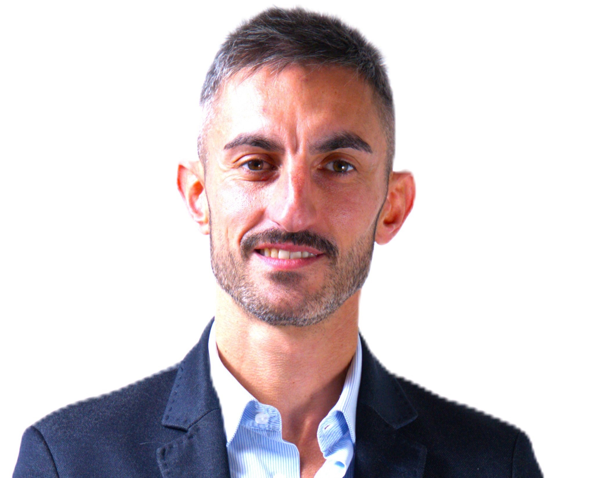 <b> Analista in Azioni e ETF </b> <br> Laurea in economia, da più di 15 anni opera sui mercati. <br> Negli ultimi 10 anni ha ottenuto con costanza profitti del +20% con il portafoglio del Club utilizzando azioni e ETF. Matteo Anelli - Commodity Spread trading